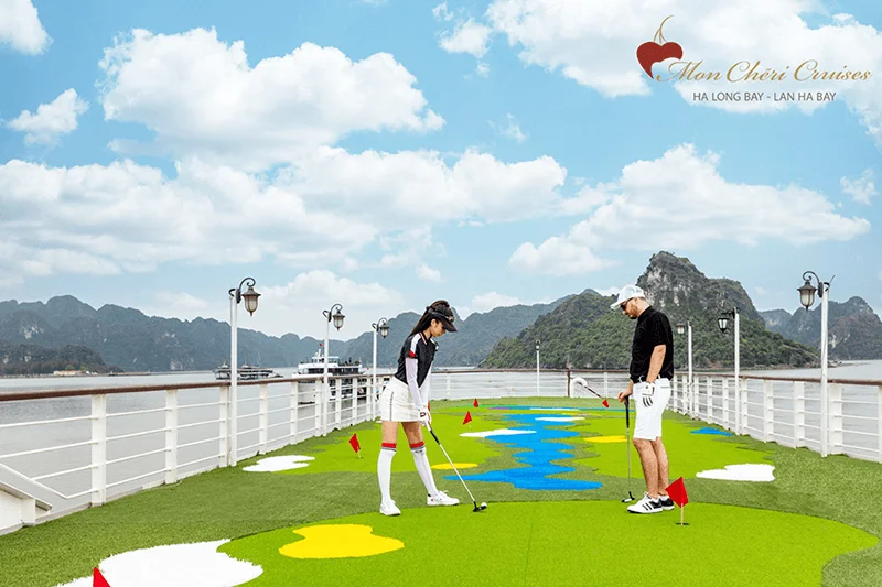 Chơi golf trên du thuyền Mon Cheri